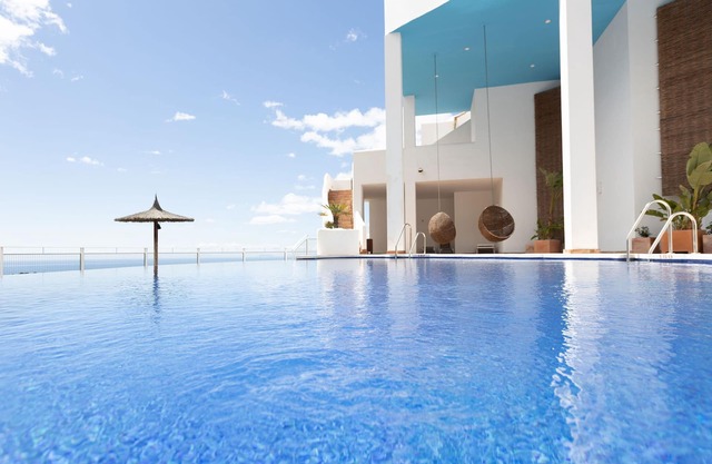Luxurious 3 en-suite bed with 300 degree view of Mediterranean, Gibraltar,Africa
