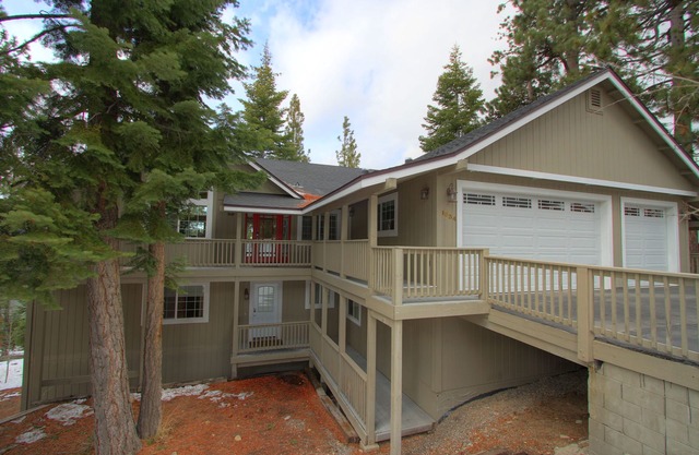 Luxurious 3700 Sq Ft. 5 Bedroom Home With Stunning Mountain Views