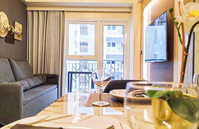 Luxurious 3BR with Sunset, Pool View across Okada Manila II 12pax