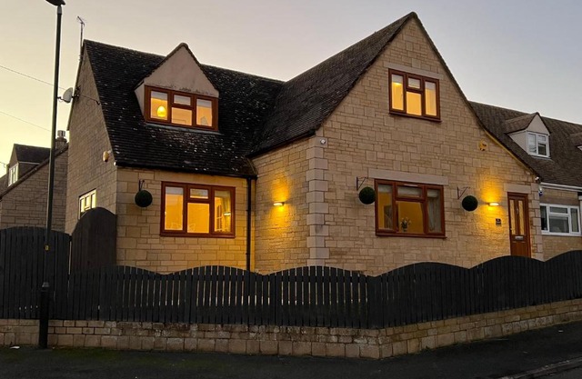 Luxurious 4 bedroom home in the heart of the Cotswolds with Hot Tub!