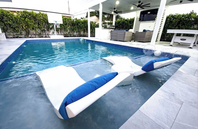 Luxurious 4-bedroom house close to HARD ROCK CASINO