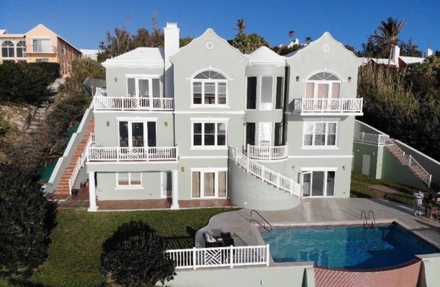Luxurious 4 Bedroom Oceanside house with pool