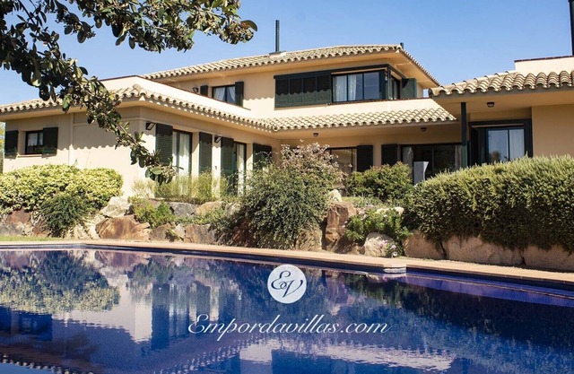 Luxurious 4 bedroom villa with Private pool in Torremirona Golf Resort