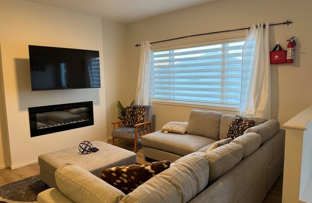 Luxurious | 4 Bedrooms| Main Floor of House| Families| Groups| Individuals|