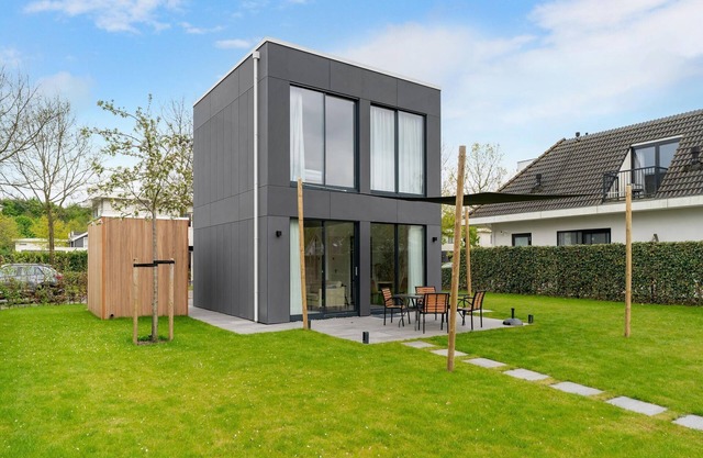 Luxurious 4-person house on the water with modern kitchen, direct access to the water and comfortable furnishings. Perfect for rest and relaxation!