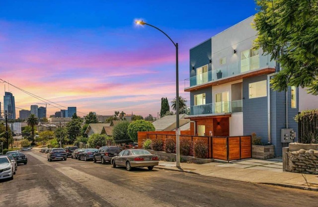 Luxurious 4BR 3.5BA Townhome with Parking