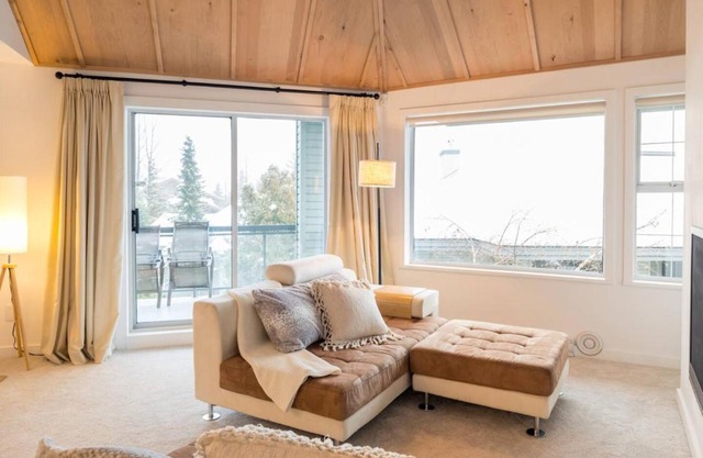 Luxurious 4BR, Patio, BBQ, 5 min to Village & Lakes
