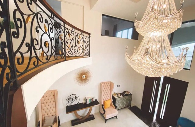 Luxurious 5 BDR House-Rochedale