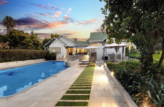 Luxurious 5 Bedroom Bryanston Getaway