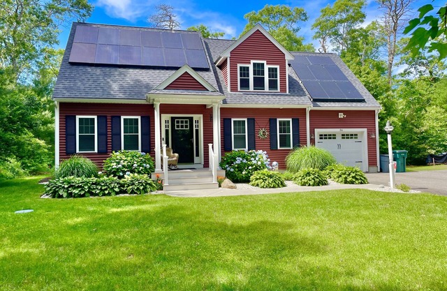 Luxurious 5 bedroom Get Away. Only 600 steps away from Private Manomet Beach.