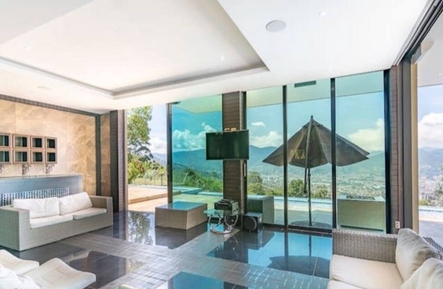 Luxurious 5 bedroom house with beautiful views