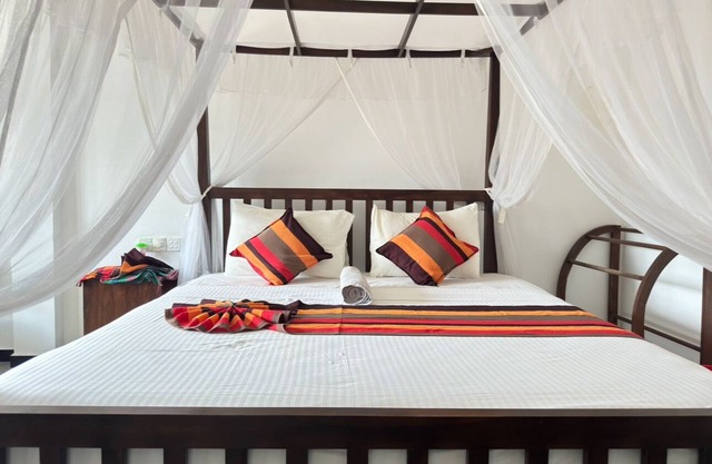 Luxurious 5-bedroom villa with AC, WiFi, kitchen in welcoming Mirissa