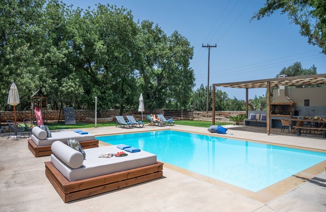 Luxurious 5 bedroom villa, private heated pool, playground, garden and BBQ!