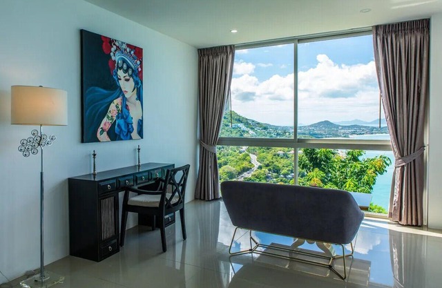 Luxurious 5-bedroom villa with infinity pool, sea views, and close to Coral Cove Beach