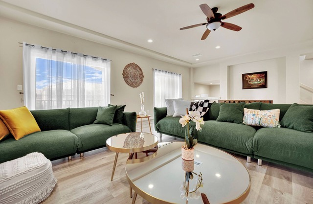 Luxurious 5BR 4.5BA Villa - 15 Mins to Strip 1st Fl Master 4000 sq ft Sleeps 16