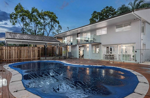 Luxurious 5BR Oasis with Pool and Entertainment