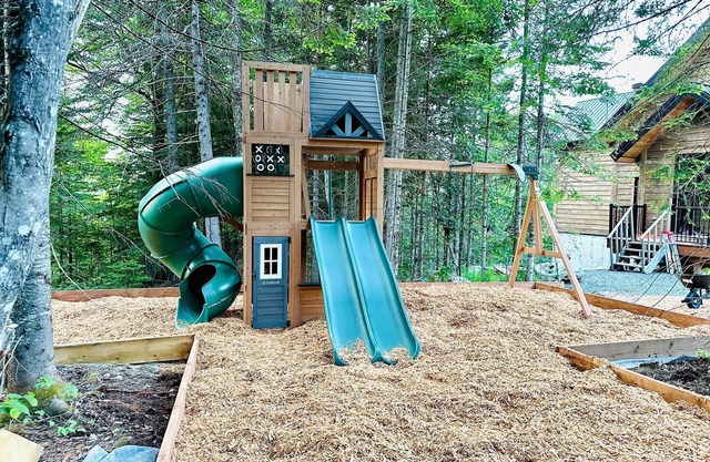 Luxurious 5BR wood chalet, spa, fireplace, AC, high-speed Internet, kid-friendly