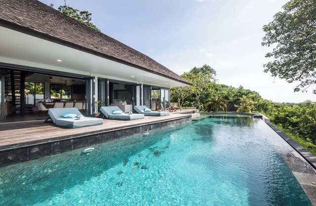 Luxurious 6BR Clifftop Villa, 5 Minutes to Bingin