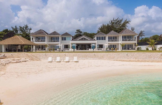 Luxurious 9-bedroom villa with AC, private beach in idyllic Ocho Rios, St. Ann