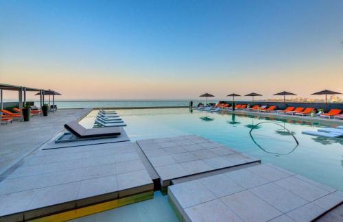 Luxurious and modern oceanfront apartment with views of the historic city 2B and 2BR