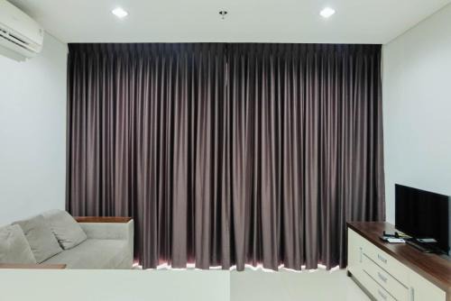 Luxurious and Comfy 2BR Paddington Heights Alam Sutera Apartment By Travelio