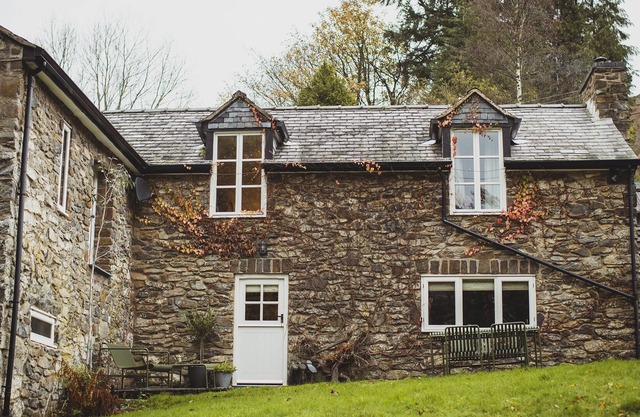 Luxurious and cosy riverside cottage for two