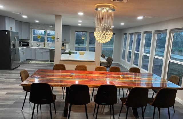 Luxurious and spacious house built for entertainment 5 min walk to lake!