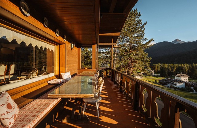 Luxurious apartment with large balcony and beautiful mountain view