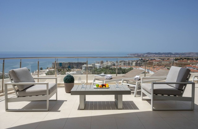 Luxurious apartment with seaviews in El Higueron by Costarentals - Ref 121