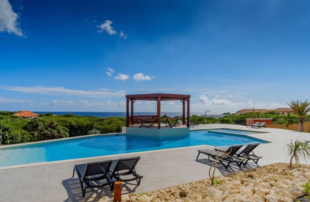 Luxurious Apartment w/Seaview & pool - 5 minutes from the beach - Coral Estate