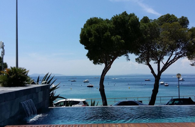 Luxurious apartment in front of the beach, pool, parking and spectacular views