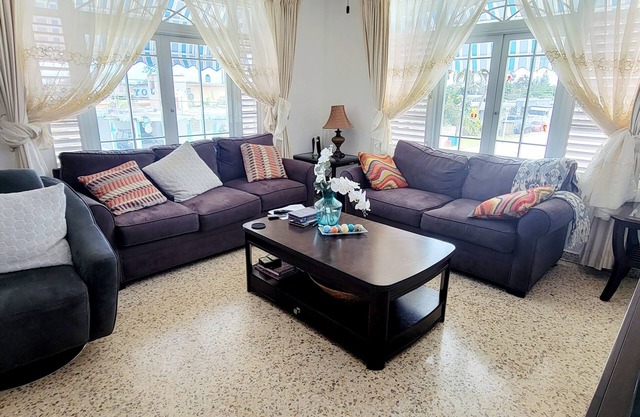 Luxurious Apartment Near Beaches, 2nd floor only.