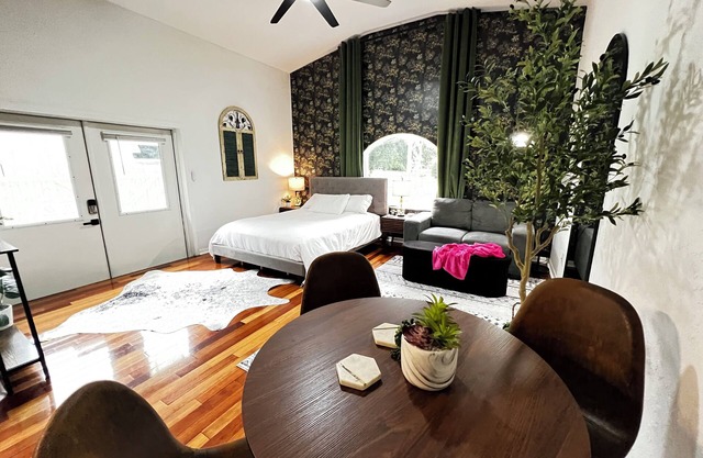 Luxurious Bath, Peaceful Stay: Private Guesthouse