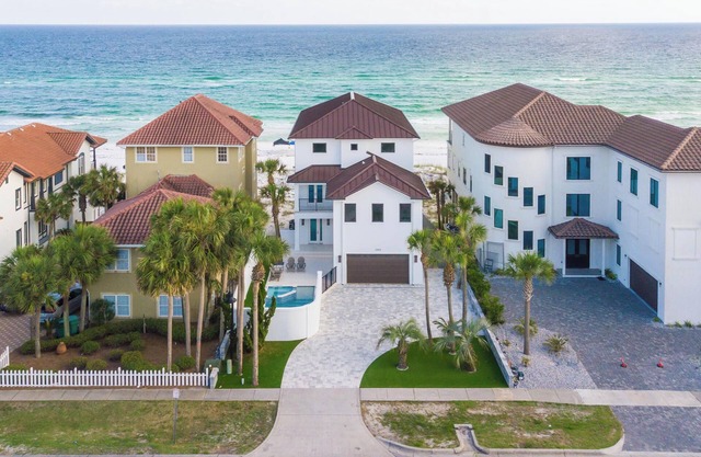 Luxurious Beachfront Retreat: Pool, Spa, Chefs Kitchen