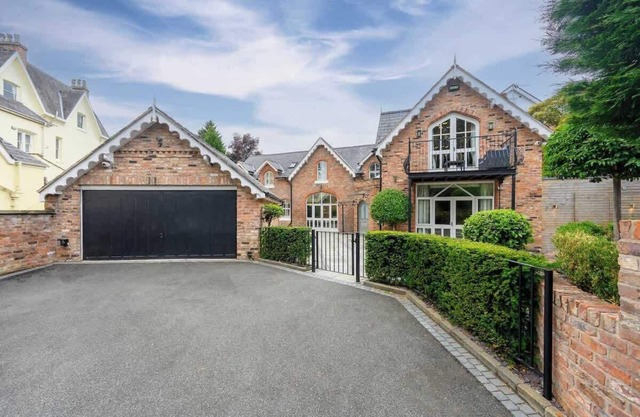Luxurious Bowdon Mansion by City SuperHost