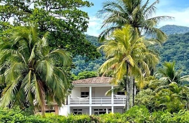 Luxurious beach house on the sand with 6 suites