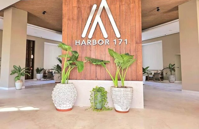 Luxurious Brand New Beachfront Condo with Stunning 17th-Floor Ocean Viewsn