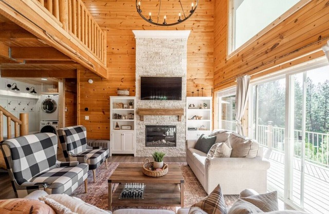 Luxurious Cabin Close to Lake Cascade w/Hot Tub
