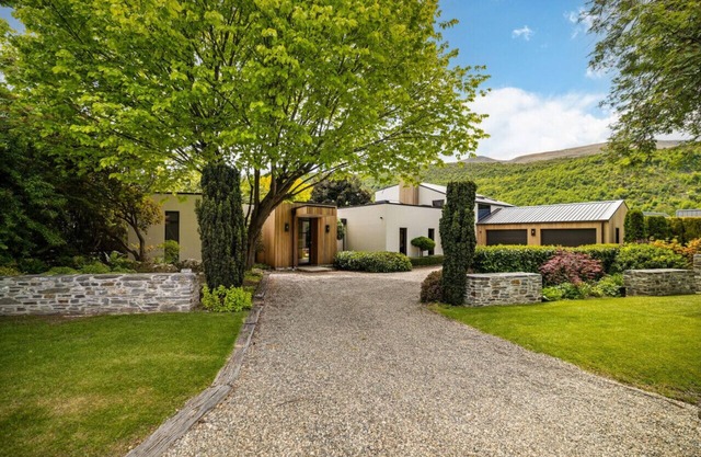 Luxurious Central Arrowtown Home with Spa Pool