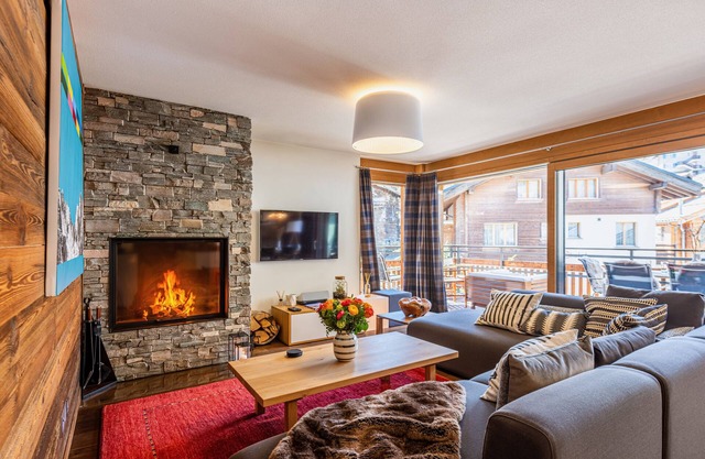 Luxurious Chalet Petit - matterhorn views, central location, outdoor hot tub