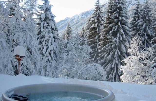 Luxurious Chalet with Hot Tub right next to Gstaad