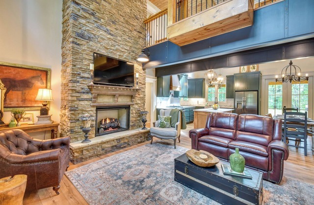 Luxurious Clarkesville Cabin w/Decks & Fire Pit