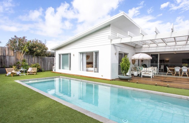 Luxurious Coastal Beach House - 4 mins walk to beach!