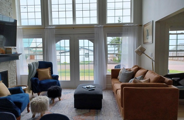 Luxurious cottage in the Heart of Shediac w/firepit, bike trail to Parlee beach!
