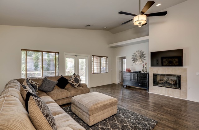 Luxurious Country Club Home w/Amenities. Mins to Golf, IW Tennis, Polo, and MORE