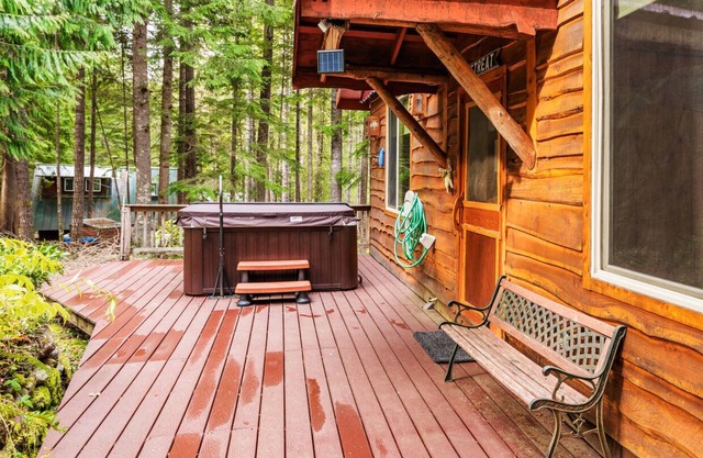 Luxurious Custom Home- Wifi- Hot Tub
