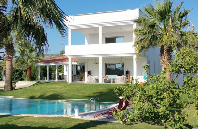 LUXURIOUS DELUXE VILLA with 7 bedrooms, private pool & garden, roof top, ...