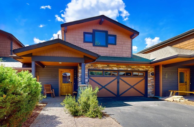 Luxurious dog-friendly townhome near Lake Estes with fantastic views