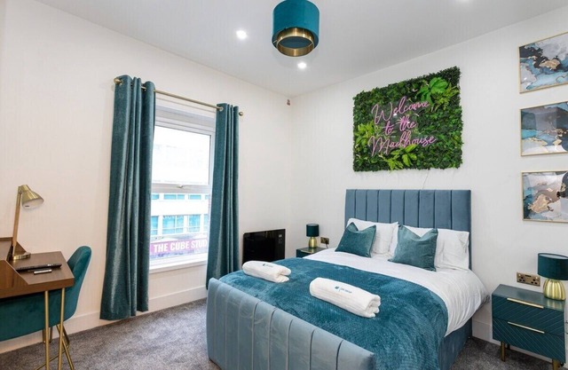 Luxurious Duplex in Bolton – Sleeps 6 – Parking