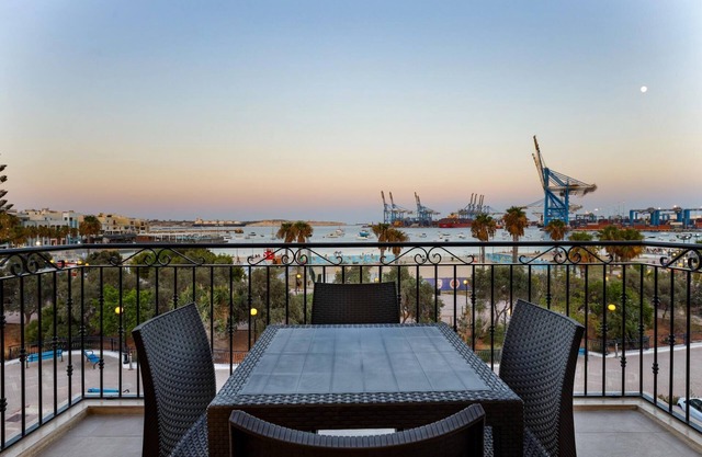 Luxurious Duplex Seafront Apt w Amazing Sea Views